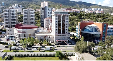 Narlıdere Belediyesi’nden minik öğrencilere çanta ve kırtasiye desteği