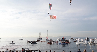 Kadıköy’de Binlerce Kişi Ata’ya Saygı Zinciri Oluşturdu