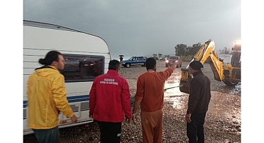 Karavanlarında mahsur kalan turistler kurtarıldı