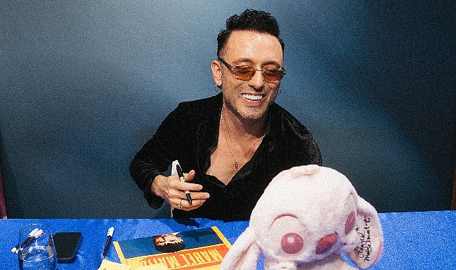 Mabel Matiz, ‘Aklıselim’ plağını hayranları için imzaladı